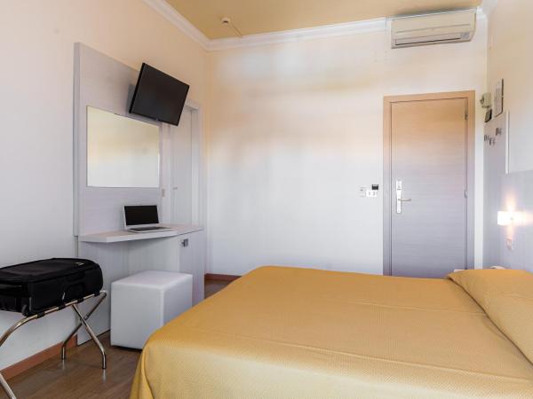 Hotel Corinna : photo 4 de la chambre chambre double ou lits jumeaux - vue sur piscine
