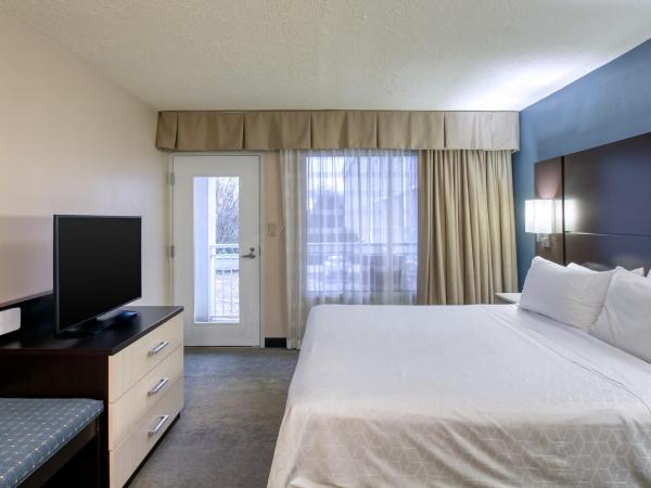 Holiday Inn & Suites Atlanta Airport North, an IHG Hotel : photo 2 de la chambre suite king 1 chambre avec balcon