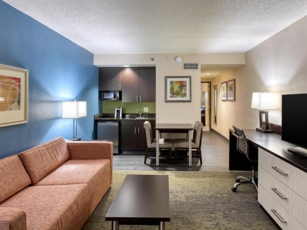 Holiday Inn & Suites Atlanta Airport North, an IHG Hotel : photo 6 de la chambre suite double - non-fumeurs