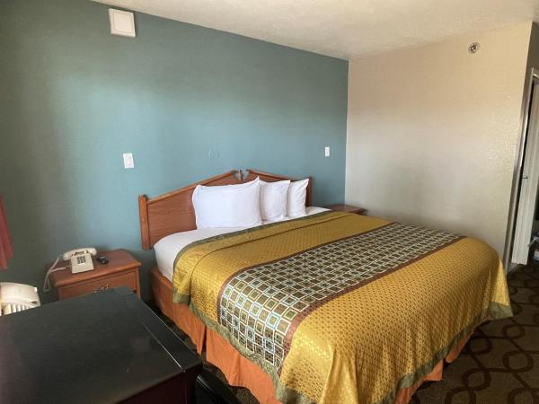 Super 7 Inn : photo 3 de la chambre chambre lit king-size