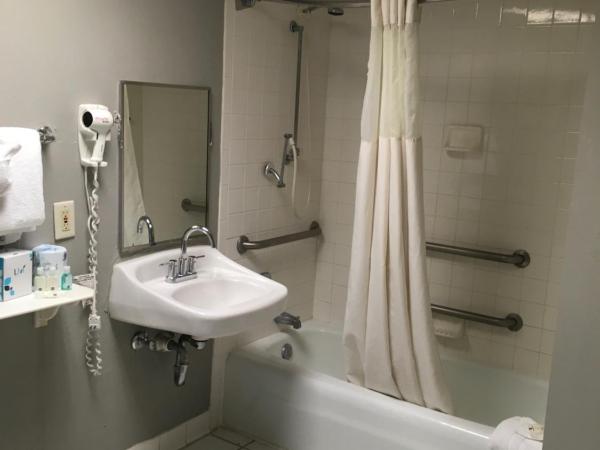 Quality Inn & Suites Winter Park Village Area : photo 4 de la chambre king room with hand rails-bathroom - accessible/non-smoking