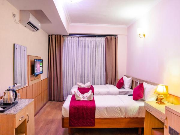 Drishya Hotel : photo 2 de la chambre deluxe twins room with mountain and city view