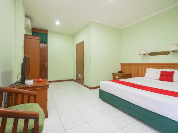 RedDoorz Plus near Kemang Raya : photo 7 de la chambre chambre double