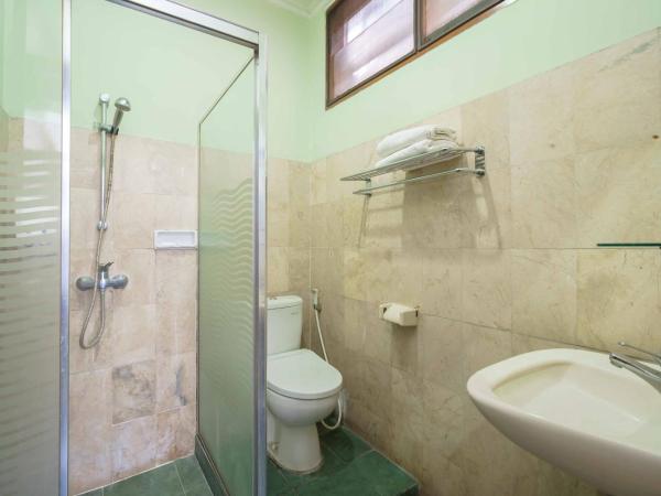 RedDoorz Plus near Kemang Raya : photo 3 de la chambre chambre triple