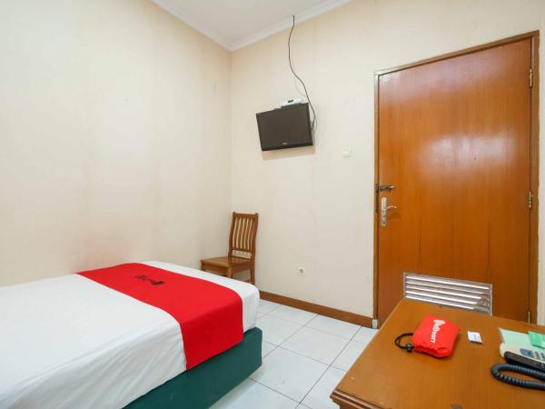 RedDoorz Plus near Kemang Raya : photo 1 de la chambre chambre simple