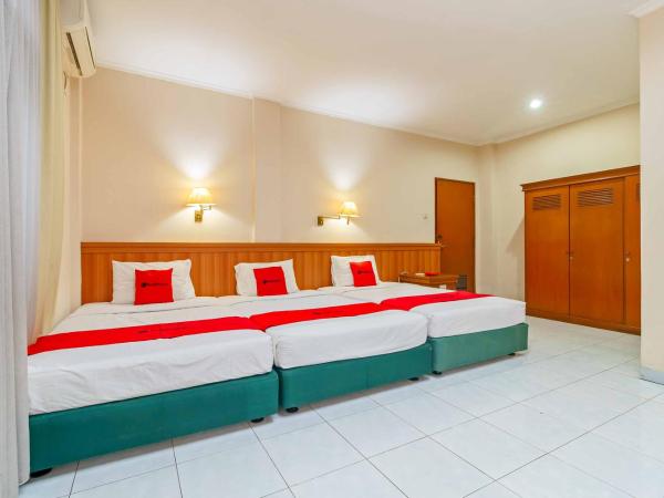 RedDoorz Plus near Kemang Raya : photo 2 de la chambre chambre triple