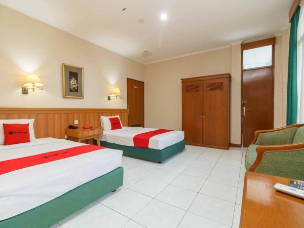 RedDoorz Plus near Kemang Raya : photo 3 de la chambre chambre lits jumeaux