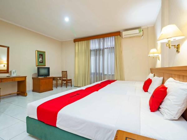 RedDoorz Plus near Kemang Raya : photo 4 de la chambre chambre lits jumeaux