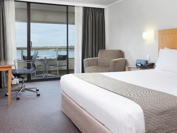 Crowne Plaza Perth, an IHG Hotel : photo 5 de la chambre chambre lit queen-size standard avec balcon - vue plongeante sur rivière