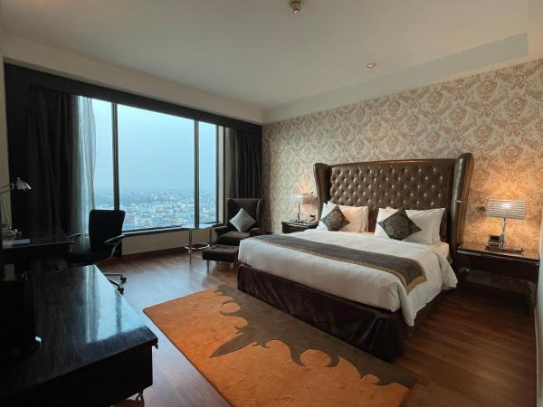 Radisson Blu Hotel New Delhi Paschim Vihar : photo 7 de la chambre business class room with king bed,bath tub and 15% discount on laundry