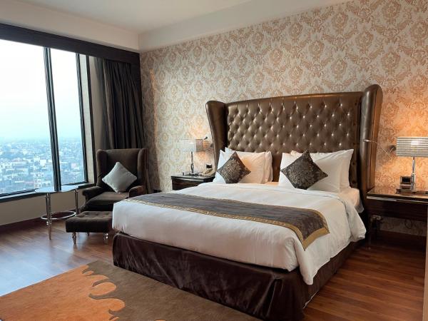 Radisson Blu Hotel New Delhi Paschim Vihar : photo 6 de la chambre business class room with king bed,bath tub and 15% discount on laundry