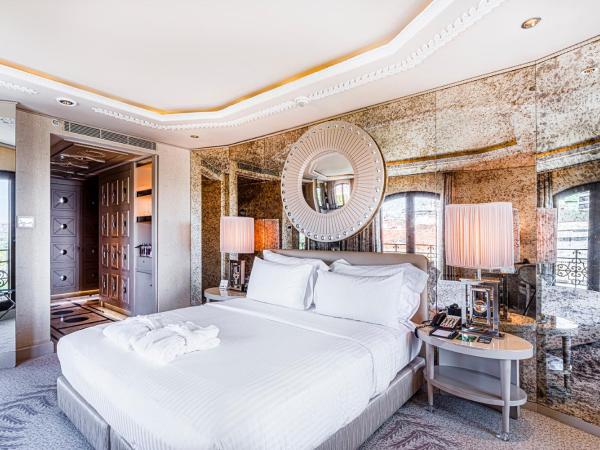 Wyndham Grand Istanbul Kalamış Marina Hotel : photo 1 de la chambre chambre d'angle lit king-size avec bain à remous et vue sur le port de plaisance