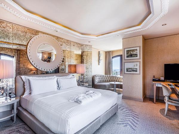 Wyndham Grand Istanbul Kalamış Marina Hotel : photo 5 de la chambre chambre d'angle lit king-size avec bain à remous et vue sur le port de plaisance