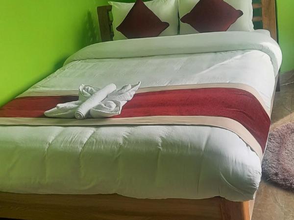 Dulcify cottage sarangkot : photo 1 de la chambre chambre lit queen-size avec balcon