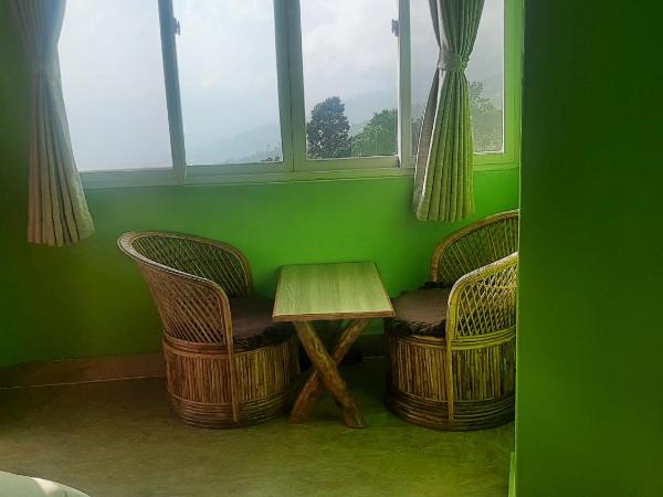 Dulcify cottage sarangkot : photo 3 de la chambre chambre lit queen-size avec balcon