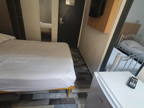 Welcomotel Limoges : photo 3 de la chambre chambre quadruple