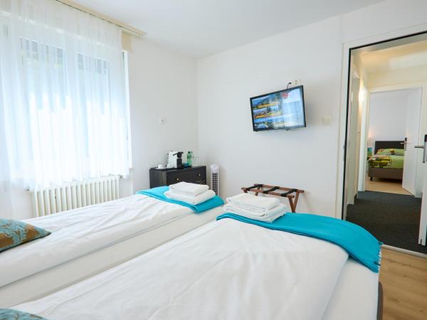 Hotel Sonnenberg : photo 6 de la chambre chambre triple avec salle de bains