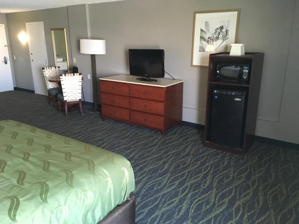 Quality Inn & Suites Winter Park Village Area : photo 5 de la chambre chambre lit king-size - non-fumeurs