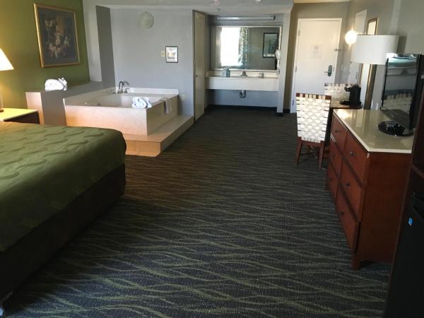 Quality Inn & Suites Winter Park Village Area : photo 9 de la chambre suite lit king-size avec jacuzzi - non-fumeurs