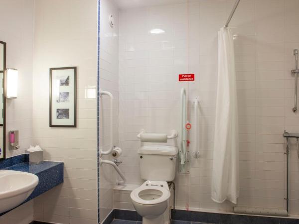 Holiday Inn Express Birmingham Star City, an IHG Hotel : photo 5 de la chambre chambre double – adaptée aux personnes à mobilité réduite - douche accessible en fauteuil roulant 