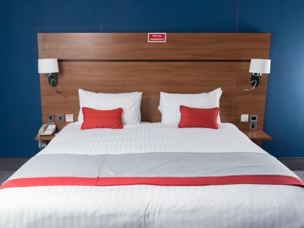 Holiday Inn Express Birmingham Star City, an IHG Hotel : photo 9 de la chambre chambre double – adaptée aux personnes à mobilité réduite - douche accessible en fauteuil roulant 