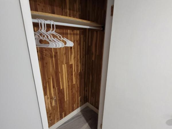 Guest House Basement - Master Bedrooms in Bayview Village : photo 10 de la chambre chambre lit king-size