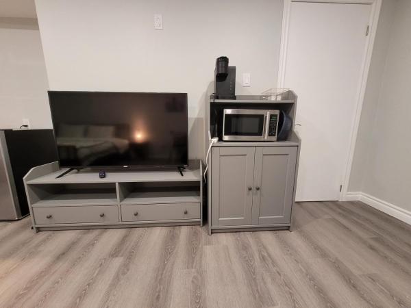 Guest House Basement - Master Bedrooms in Bayview Village : photo 6 de la chambre chambre lit king-size