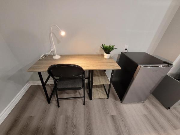 Guest House Basement - Master Bedrooms in Bayview Village : photo 5 de la chambre chambre lit king-size