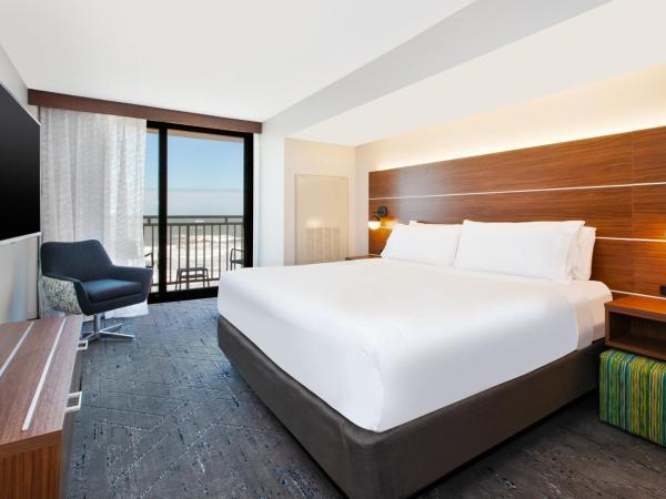 Holiday Inn Express Hotel & Suites Virginia Beach Oceanfront, an IHG Hotel : photo 4 de la chambre suite 1 chambre lit king-size