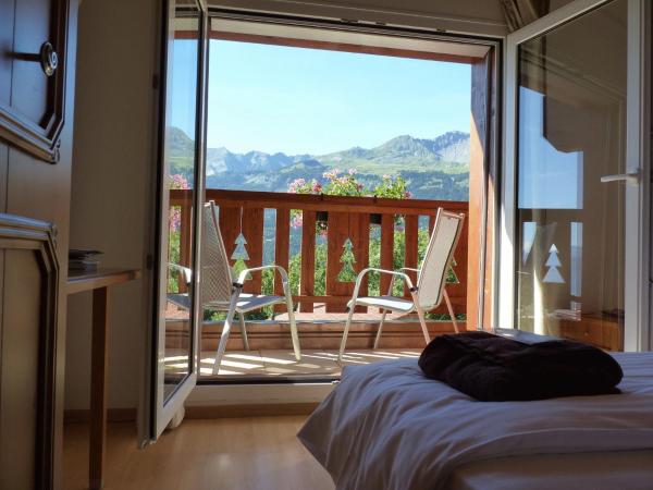 Chalet des Alpes : photo 4 de la chambre chambre double ou lits jumeaux avec balcon
