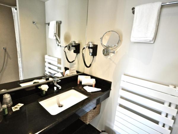 Hôtel de Provence : photo 10 de la chambre chambre double avec balcon - vue sur jardin