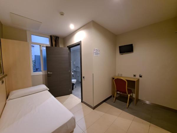 Hostal Las Flores Ramblas : photo 2 de la chambre chambre simple