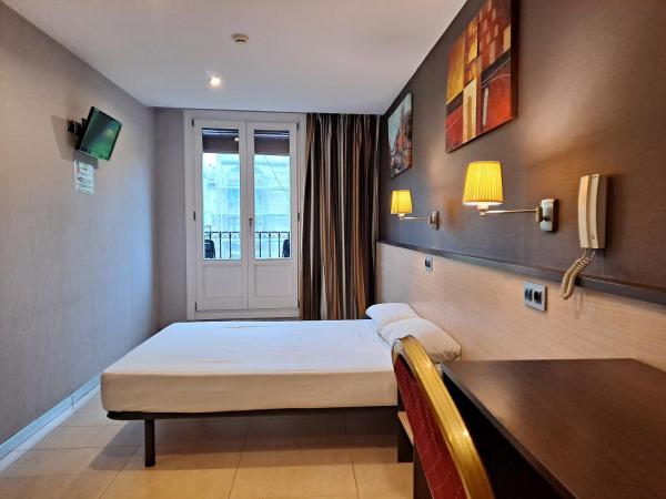 Hostal Las Flores Ramblas : photo 7 de la chambre chambre double ou lits jumeaux avec vue