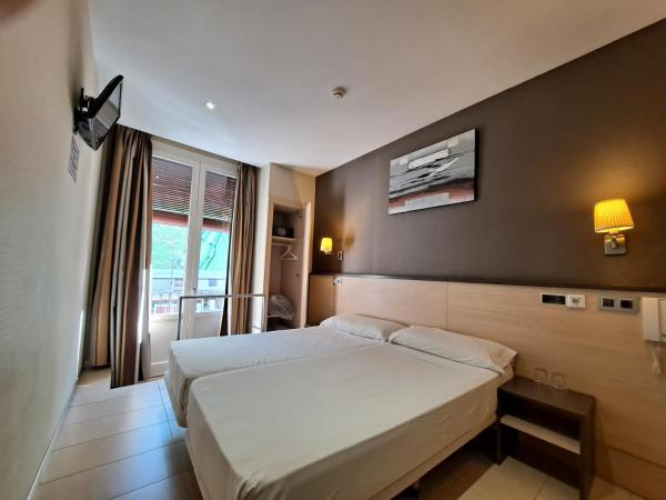 Hostal Las Flores Ramblas : photo 9 de la chambre chambre double ou lits jumeaux avec vue