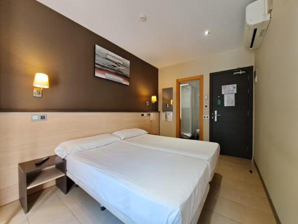 Hostal Las Flores Ramblas : photo 8 de la chambre chambre double ou lits jumeaux avec vue