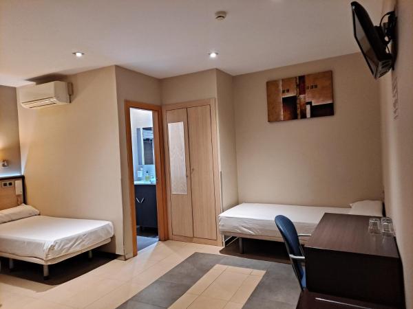 Hostal Las Flores Ramblas : photo 4 de la chambre chambre double ou lits jumeaux avec lit d'appoint