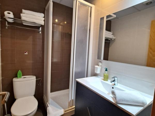 Hostal Las Flores Ramblas : photo 6 de la chambre chambre double ou lits jumeaux avec lit d'appoint