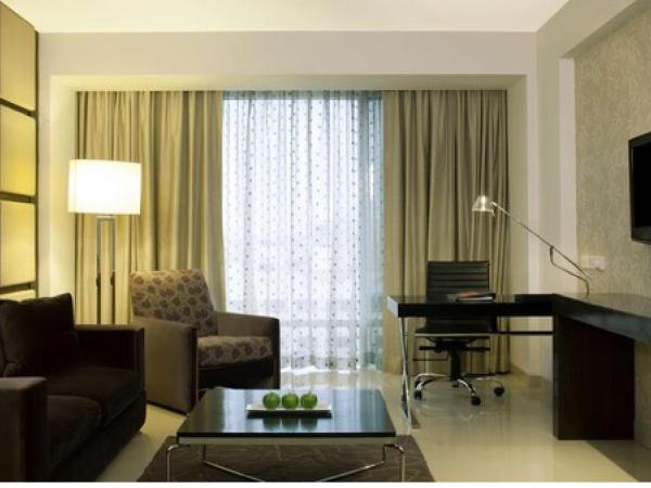 Radisson Blu Hotel Pune Kharadi : photo 7 de la chambre junior suite with complimentary 2 imfl drinks , 2 pieces of laundry per stay and 20% discount on spa.
