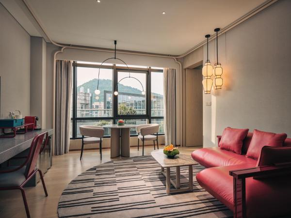 Hotel Indigo Hangzhou Uptown,Close to Westlake , boutique design hotel with freeflow minibar : photo 3 de la chambre suite lit king-size