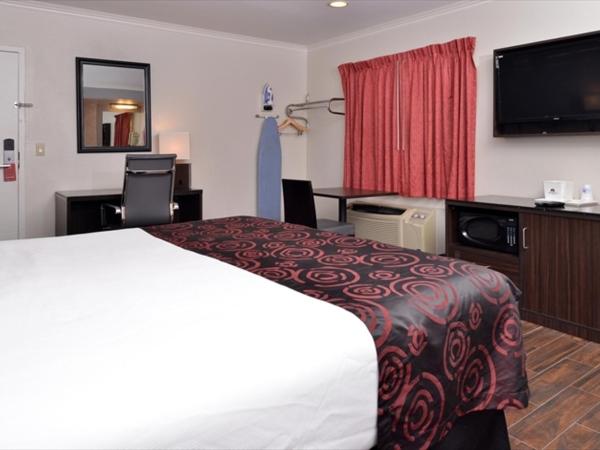 Americas Best Value Inn Hollywood : photo 2 de la chambre chambre lit king-size