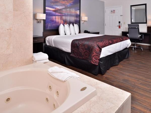 Americas Best Value Inn Hollywood : photo 3 de la chambre chambre lit king-size avec baignoire spa