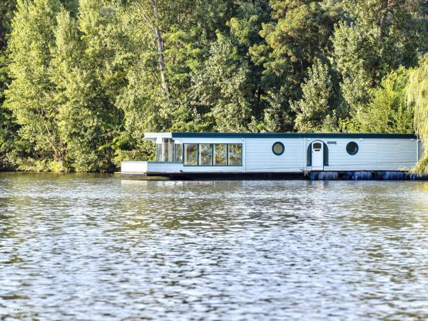 Houseboat - best place in Prague : photo 2 de la chambre mobile home