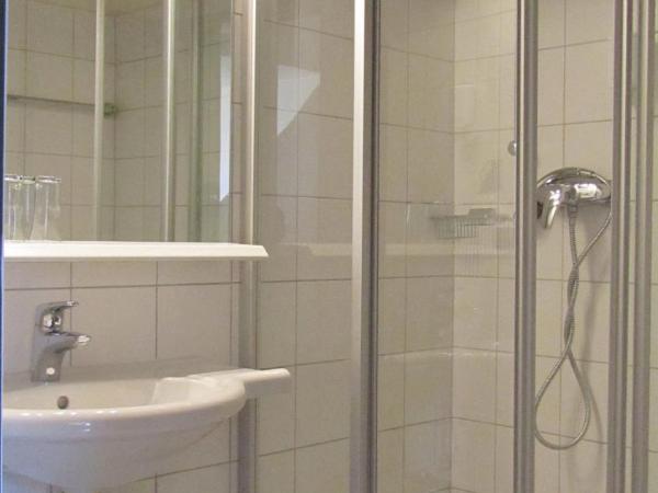 Hotel Schöne Aussicht : photo 5 de la chambre chambre double avec balcon - vue sur ville