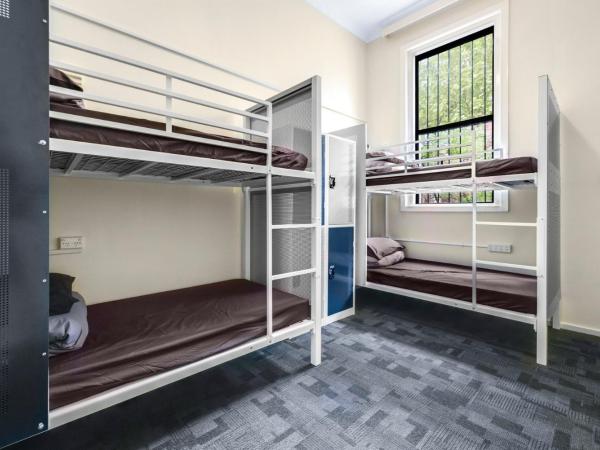 Mad Monkey Downtown : photo 3 de la chambre lit dans dortoir mixte de 4 lits avec salle de bains commune