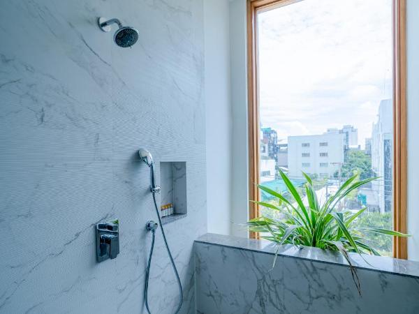 ELLAA RESIDENCES : photo 1 de la chambre chambre lit king-size avec balcon