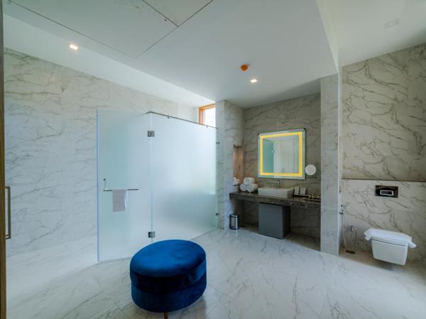 ELLAA RESIDENCES : photo 10 de la chambre chambre lit king-size avec balcon