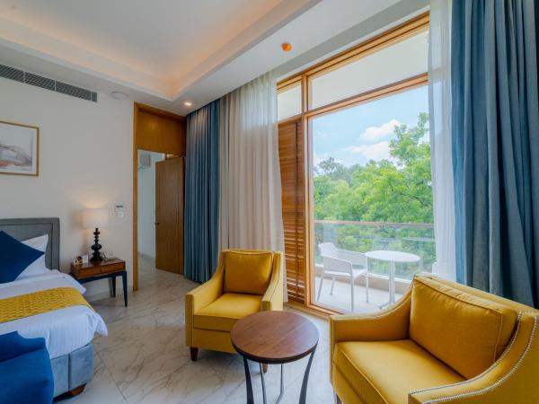 ELLAA RESIDENCES : photo 4 de la chambre chambre lit king-size avec balcon