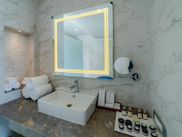 ELLAA RESIDENCES : photo 6 de la chambre chambre lit king-size avec balcon