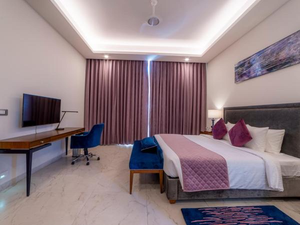 ELLAA RESIDENCES : photo 7 de la chambre chambre lit king-size avec balcon