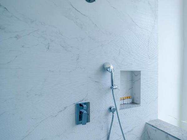 ELLAA RESIDENCES : photo 7 de la chambre chambre lit king-size avec balcon